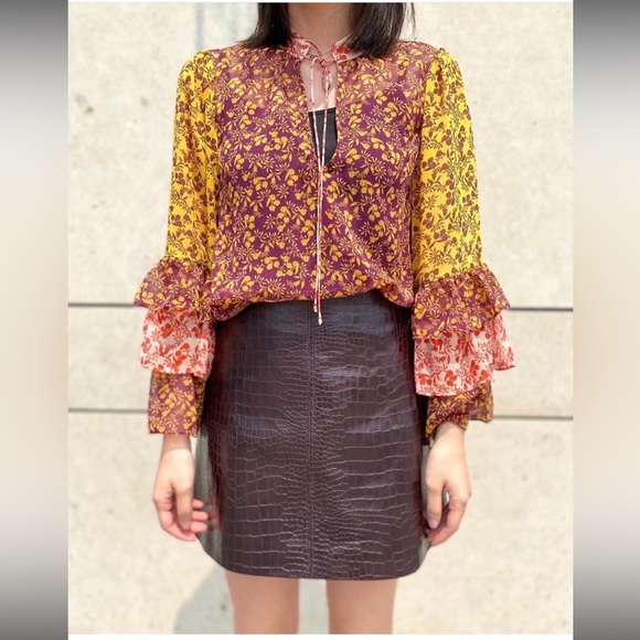 Alice & Olivia Justice Tiered Ruffle Bell Sleeve Blouse Medium NWT - Picture 3 of 6